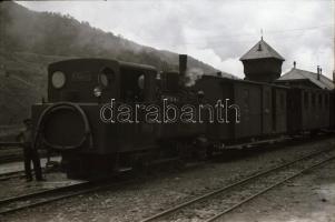 cca 1935 Kisvonat szerelvény és mozdony ismeretlen állomáson, 5 db szabadon felhasználható vintage n...