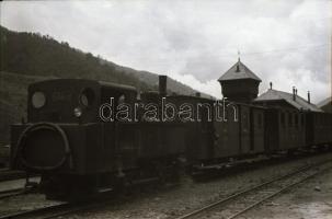 cca 1935 Kisvonat szerelvény és mozdony ismeretlen állomáson, 5 db szabadon felhasználható vintage n...