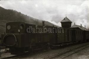 cca 1935 Kisvonat szerelvény és mozdony ismeretlen állomáson, 5 db szabadon felhasználható vintage n...