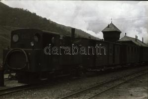 cca 1935 Kisvonat szerelvény és mozdony ismeretlen állomáson, 5 db szabadon felhasználható vintage n...