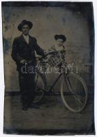 1902 Kerékpáros kisgyerekkel, vaslemezre készült gyorsfénykép, ferrotípia, 9x6 cm / Vintage ferrotype, 9x6 cm