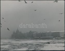 1941 Budapest, téli dunai látkép, Vadas Ernő (1899-1962) pecséttel jelzett, vintage fotója, 15x19 cm
