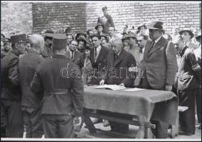 1945 Budapest, háborús bűnösök ítélet hirdetése és nyilvános akasztása, 4 db vintage negatívról készült mai nagyítás, 25x18 cm