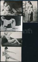 cca 1965 Trafikokban, pult alól árusított csiklandós fényképek, 13 db fotó, 6x9 cm / 13 erotic photo...