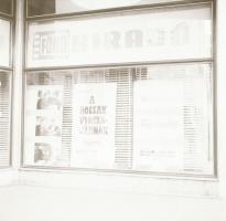 1968 Budapest, a Fővárosi Moziüzemi Vállalat hirdető oszlopai, plakáthelyei, kirakatai, ahol az új f...