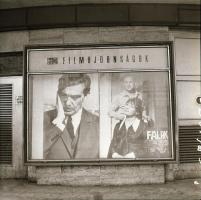 1968 Budapest, a Fővárosi Moziüzemi Vállalat hirdető oszlopai, plakáthelyei, kirakatai, ahol az új f...