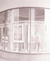 1968 Budapest, a Fővárosi Moziüzemi Vállalat hirdető oszlopai, plakáthelyei, kirakatai, ahol az új f...