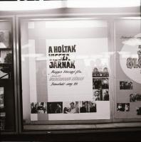 1968 Budapest, a Fővárosi Moziüzemi Vállalat hirdető oszlopai, plakáthelyei, kirakatai, ahol az új f...