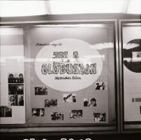 1968 Budapest, a Fővárosi Moziüzemi Vállalat hirdető oszlopai, plakáthelyei, kirakatai, ahol az új f...