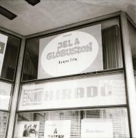 1968 Budapest, a Fővárosi Moziüzemi Vállalat hirdető oszlopai, plakáthelyei, kirakatai, ahol az új f...