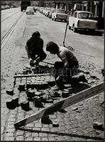 cca 1970 Budapesti útjavítók, 2 db vintage fotóművészeti alkotás Szabó Márta aláírással, 40x30 cm