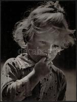 cca 1938 Osoha László (?-?) budapesti fotóművész hagyatékából, a Kis haragos című alkotása, pecséttel jelzett, vintage fotó, 35x27 cm