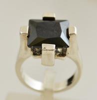 Ezüst(Ag) gyűrű, négyszögletes fekete üveg kővel, jelzett, méret: 52, bruttó: 10,3 g