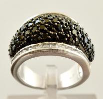 Ezüst(Ag) modern apró fekete és fehér kövekkel kirakott gyűrű, jelzett, méret: 54, bruttó: 10,1 g