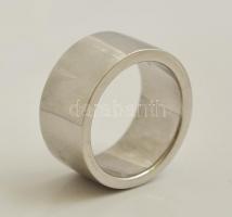 Ezüst(Ag) masszív gyűrű, kereszt-köves díszítéssel, jelzett, méret: 55, bruttó: 14,1 g