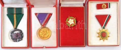 10db-os vegyes magyar szocialista jelvény és kitüntetés tétel, közte "Honvédelmi Érdemérem 35 év" mellszalagon, eredeti dísztokban, "A Haza Fegyveres Szolgálatában 20 év" mellszalagon, szalagsávval eredeti dísztokban T:2