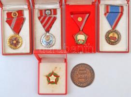 10db-os vegyes magyar szocialista jelvény és kitüntetés tétel, közte "Honvédelmi Érdemérem 35 é...