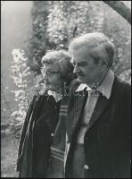 Weöres Sándor (1913-1989) és Károlyi Amy (1909-2003), jelzetlen fotó, 21x15 cm
