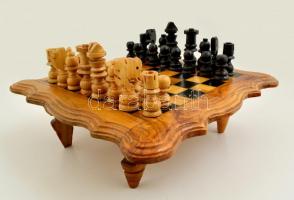 Fa sakk asztalka fiókkal, faragott figurákkal néhányon apró hiba, 31×31 cm, m:9 cm