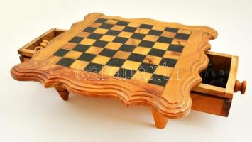 Fa sakk asztalka fiókkal, faragott figurákkal néhányon apró hiba, 31×31 cm, m:9 cm