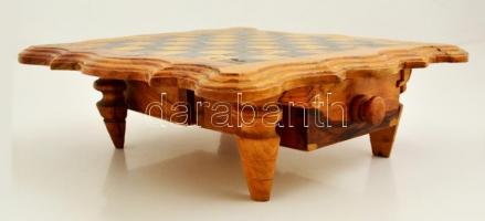 Fa sakk asztalka fiókkal, faragott figurákkal néhányon apró hiba, 31×31 cm, m:9 cm