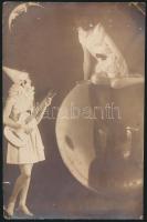 cca 1930 Színpadi jelenet egy gyermekdarabból, jelzetlen fotó, felületén sérülésekkel, 18x12 cm