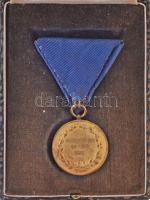 1936. "MOVE (Magyar Országos Véderő Egylet)" aranyozott fém díjérem, mellszalagon, hátolda...