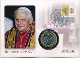 Vatikán 2005. "XVI. Benedek pápa" bimetál emlékérem sorszámoztott borítékban, bélyeggel és bélyegzéssel. Szign.:  Giandomenico (35mm) T:1 Vatican 2005. "Benedetto XVI Pontefice Massimo" bi-metallic commemorative medal in numbered envelope with stamps. Sign.: Giandomenico (35mm) C:UNC