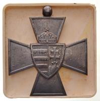 1940. "Nemzetvédelmi Kereszt / A Hazáért" ezüstözött Br kitüntetés mellszalag nélkül T:2 Hungary 1940. "National Defence Cross" gilt Br decoration without ribbon C:XF NMK 442.