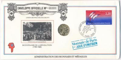 Franciaország 1989. "A forradalom 200. évfordulója" aranyozott fém emlékérem sorszámozott borítékban, első napi bélyegzővel és bélyeggel (22mm) T:1- France 1989. "200th Anniversary of the Revolution" gilt metal commemorative medal in numbered envelope with FDC cancellation and stamp (22mm) C:AU