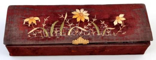 Vegyes bolhapiac tétel: régi kulcsok, kerámia egyebek szövet dobozban