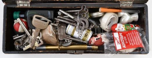 Vegyes bolhapiac tétel: régi kulcsok, kerámia egyebek fa dobozban