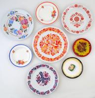 Vegyes porcelán és kerámia tálak, tányérok, falikép, összesen: 18 db, néhányon apró lepattanás,