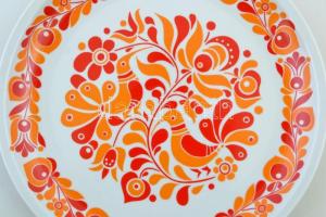 Vegyes porcelán és kerámia tálak, tányérok, falikép, összesen: 18 db, néhányon apró lepattanás,