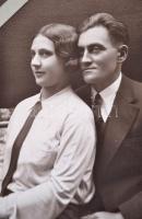 cca 1910-1940 Kb 120 db fotót tartalmazó album részben családi fotókkal, néhány városképpel, katonai...