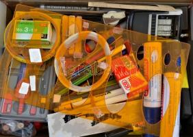 Nagy írószer tétel: egy cipősdoboznyi toll, filc, körző, vonalzók, bélyegző, radír, stb