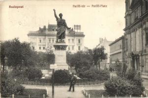Budapest V. Petőfi tér és szobor (fa)