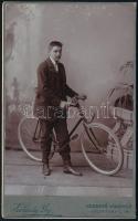 cca 1910 Kerékpáros műtermi fotója, Várady Gyula hódmezővásárhelyi műterméből, 10,5x6,5 cm
