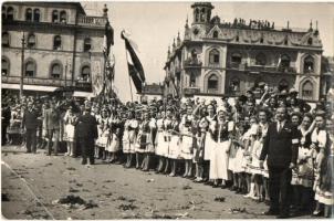 1940 Nagyvárad, Oradea; bevonulás, honleányok / entry of the Hungarian troops, compatriot women. photo + Nagyvárad visszatért So. Stpl. (EB)