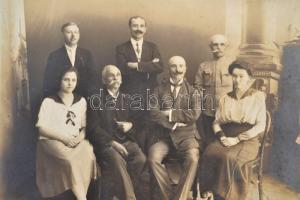 cca 1921 Rákospalota község ellenőrjegyzői ügyosztályának fotója, aláírásokkal, a hátoldalon ajándék...