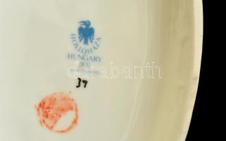 Hollóházi vizet merítő nő, kézzel festett, jelzett, térdénél máz hiba, m: 18,5 cm