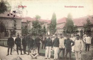 Szabadka, Subotica; Honvéd laktanya udvara, katonák csoportképe / K.u.K. military barracks courtyard, soldiers group picture (EK)