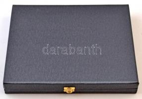 Elegáns éremtartó doboz 12 férőhellyel. Használt, nagyon szép állapotban