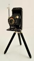 cca 1932 Kodak Eastman Six-16 harmonikás fényképezőgép Anastigmat f:4,5 124 mm objektívvel, eredeti bőr tokjában, fényképezőgépállvánnyal, 2 db kioldózsinórral, szép állapotban / Vintage camera with original leather case, with vintage tripod, in good condition