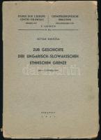Kniezsa István: Zur Geschichte der ungarisch-slowakischen ethnischen Grenze. Bp., 1941. Kiadói papírkötés, kopottas állapotban. / paperback, damaged condition