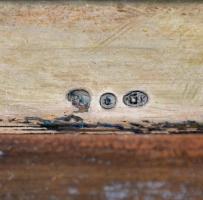 Ezüst (Ag.) asztali lámpa, több részből összerakott, jelzett, levágott dróttal, fa talapzaton, javít...