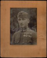 cca 1920 Örmester kitüntetésekkel, nagymréetű portréfotó paszpartuban, 23x17 cm