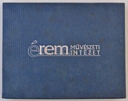 Az Éremművészeti Intézet éremtartó kazettája 1 kivehető tálcával, összesen 24 férőhellyel használt á...