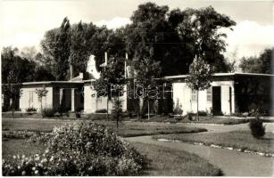 Balatonberény - 8 db modern képeslap; KSZKBI és OKISZ üdülő, strand, utca