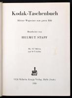 Helmut Stapf: Kodak Taschenbuch. Halle (Saale), 1956, Wilhelm Knapp. Kiadói egészávszon-kötés, német nyelven. / Linen-binding, in German language.